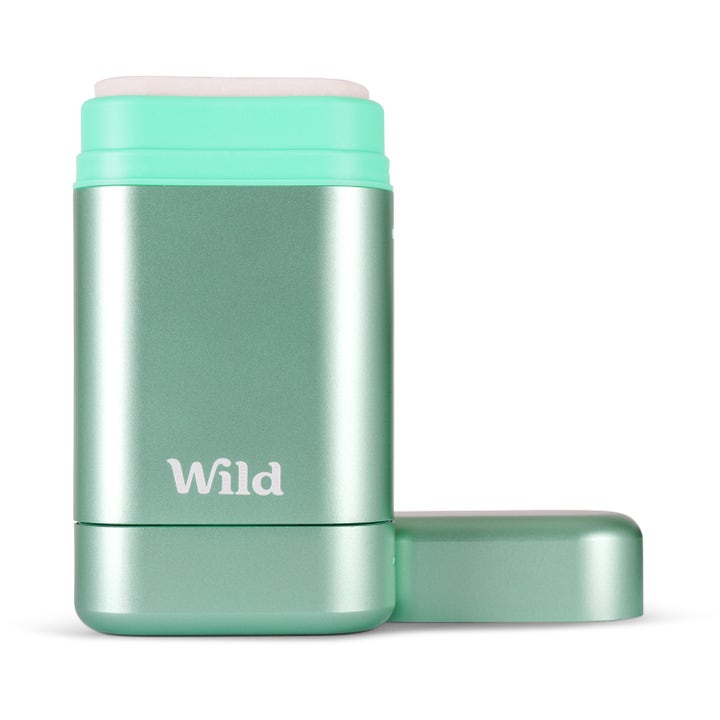 Wild Deo Fresh Cotton & Sea Salt 40 g deodorant i lysegrønn metallbeholder med synlig stift og avtagbart lokk