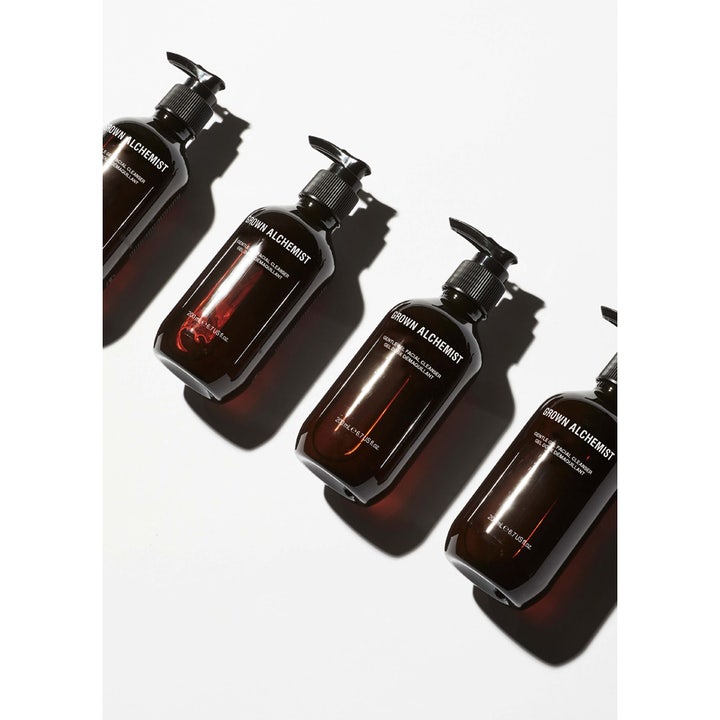 Grown Alchemist Gentle Gel Facial Cleanser 200 ml skånsom ansiktsrens i fire mørkebrune pumpeflasker på hvit flate