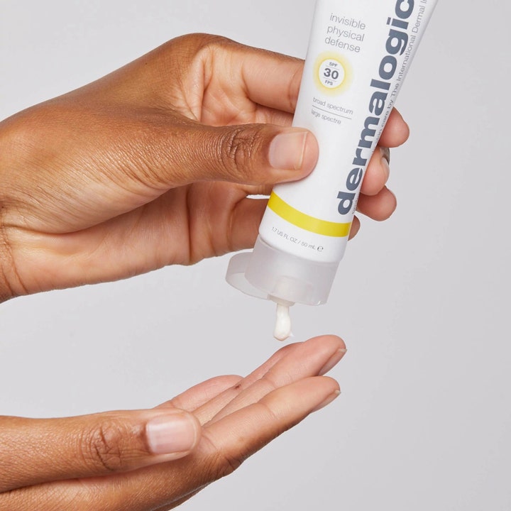 Dermalogica Invisible Physical Defense SPF30 50 ml solkrem for ansiktet som gir hvit krem fra tube i en håndflate