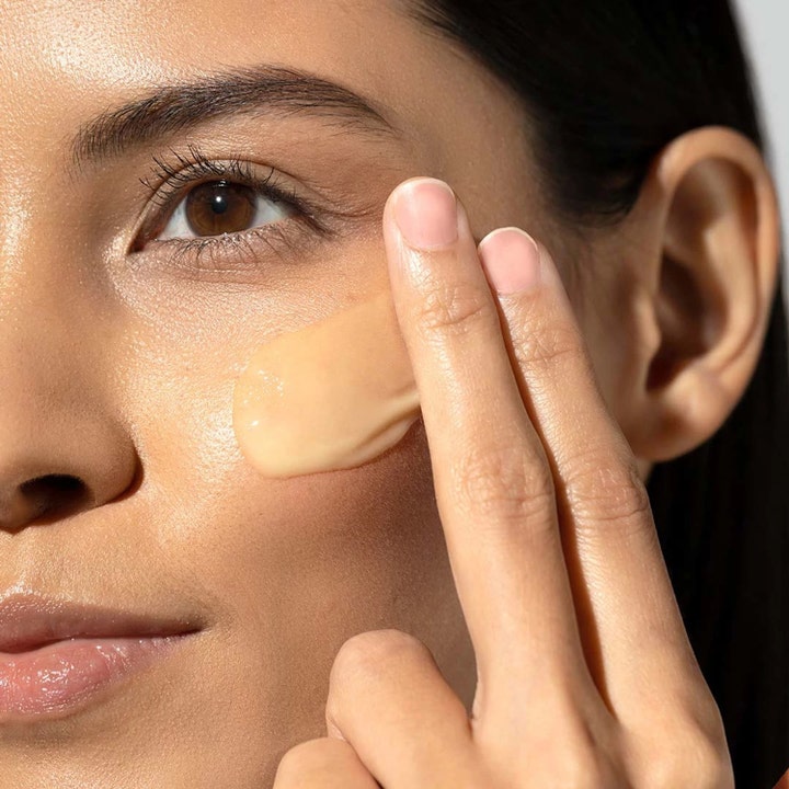 Dermalogica BioLumin-C Gel Moisturizer 50 ml ansiktskrem med C-vitamin gir glød idet ferskenfarget gel påføres kinnet.