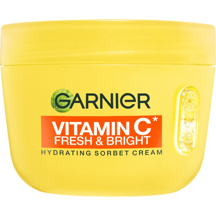 Garnier Vitamin C Fresh & Bright sorbetkrem gir fuktighet og glød i en gul krukke med oransje detaljer.