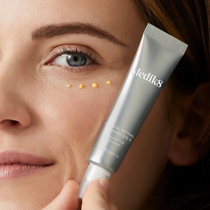 Medik8 Crystal Retinal Ceramide Eye 6 15 ml oppstrammende øyekrem med retinol påført som gule dråper under øyet
