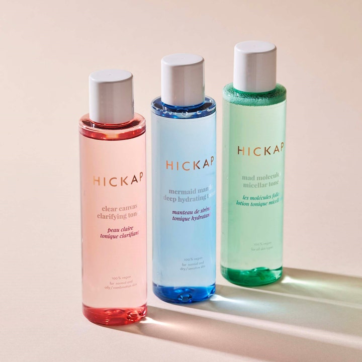 Hickap Mermaid Mantle Deep Hydrating Toner 150 ml fuktighetsgivende ansiktsvann i blå flaske ved siden av rosa og grønn toner