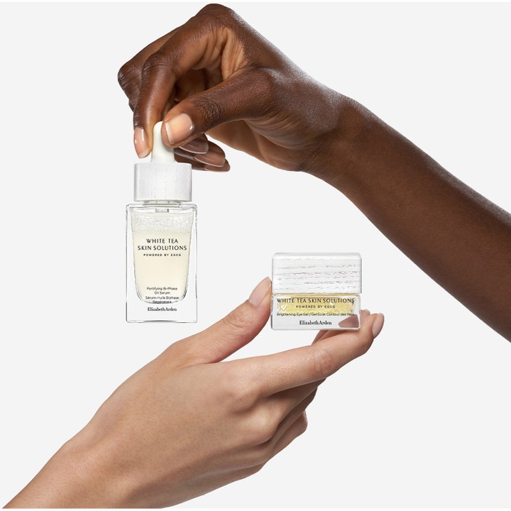 Elizabeth Arden White Tea Skin Brightening Eye Gel 15 ml opplysende øyekrem i krukke med hvitt trelokk holdt i hånden
