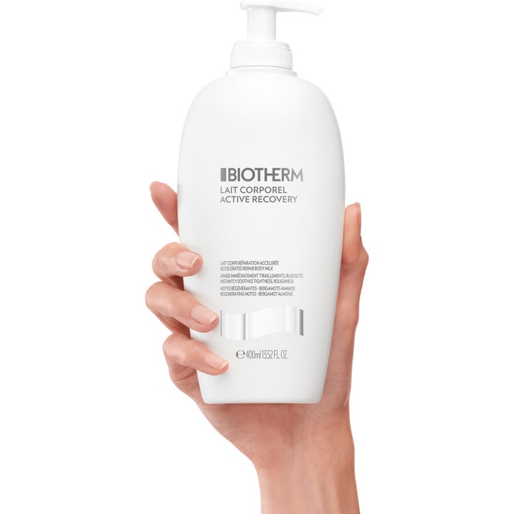Biotherm Lait Corporel Active Recovery 400 ml beroligende bodylotion i hvit pumpeflaske som holdes av en hånd