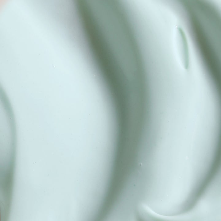 KORA Organics Active Algae Moisturizer 50 ml er en ansiktskrem med en lett lysegrønn og kremet tekstur.