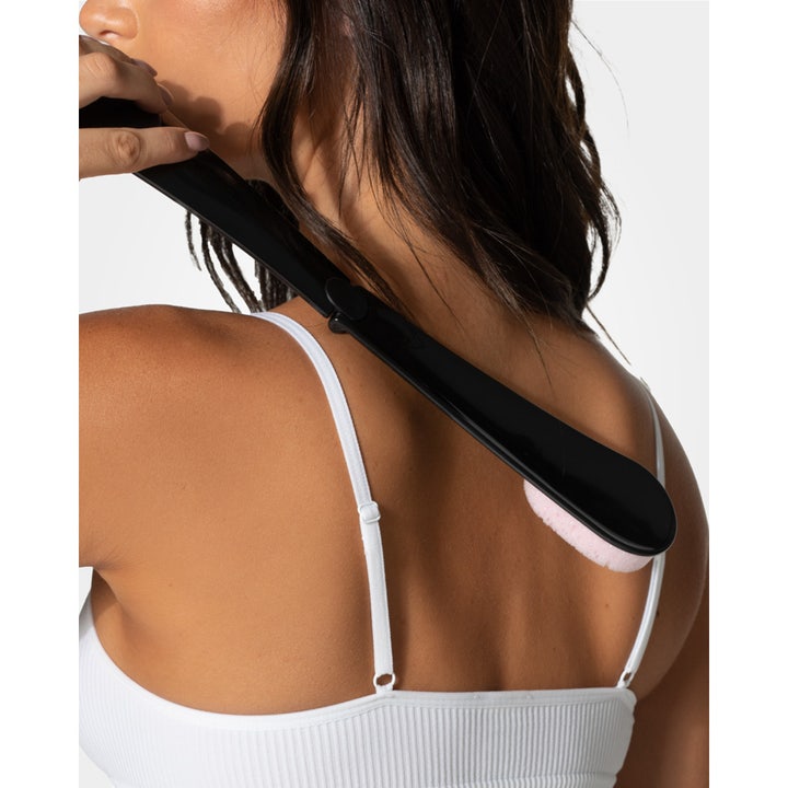 Loving Tan Easy To Reach Back Applicator 1 stk brun uten sol-verktøy som brukes på ryggen av en kvinne.