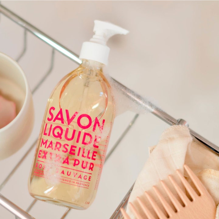 Compagnie de Provence Liquid Marseille Soap Wild Rose 495 ml håndtvål i klar pumpeflaske med rosa tekst.