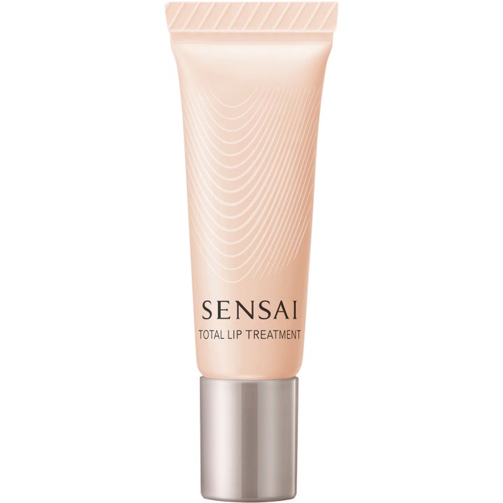 Sensai Total Lip Treatment leppepleie i ferskenfarget tube med sølvkork for fuktighet og pleie.