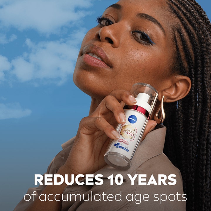 NIVEA LUMINOUS 630 Anti-Age & Dark-Spot Serum 30 ml reduserer 10 års aldersflekker vist med kvinne mot blå himmel.