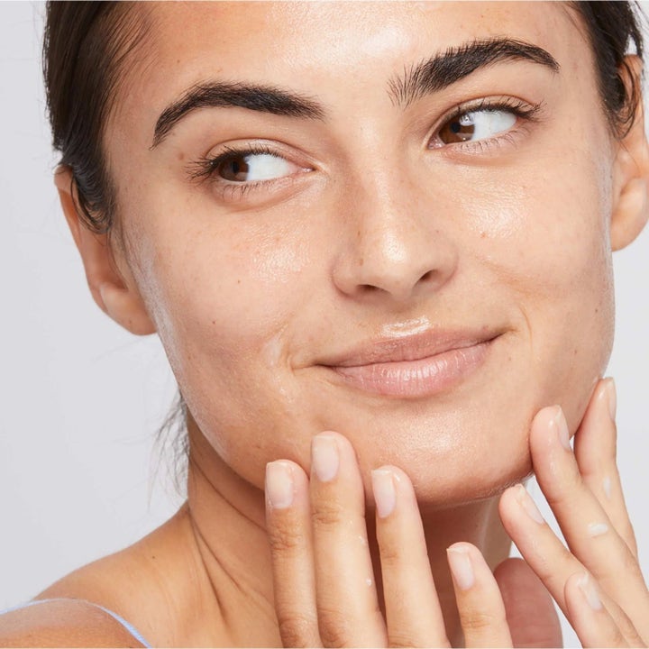 Dermalogica UltraCalming Duo Calm Water Gel beroligende ansiktspleie påført på en person med fuktig hud