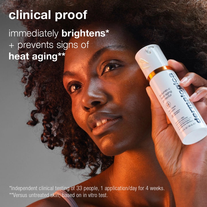Dermalogica Biolumin-C Heat Aging Protector 50 ml SPF50 dagkrem i hvit pumpeflaske med gulldetaljer holdt av person.