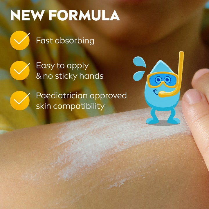 NIVEA Kids Ultra Protect & Play 150 ml solkrem SPF50+ påføres et smilende barn med lett og klebefri formel