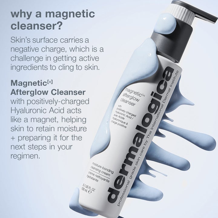 Dermalogica Magnetic Afterglow Cleanser Duo 150 ml fuktighetsgivende ansiktsrens i hvit flaske holdt av en blå væskehånd