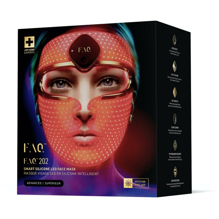 FAQ Swiss 202 Anti-Aging Silicone LED Face Mask beauty tech i svart eske som viser masken med rødt lys på ansiktet.