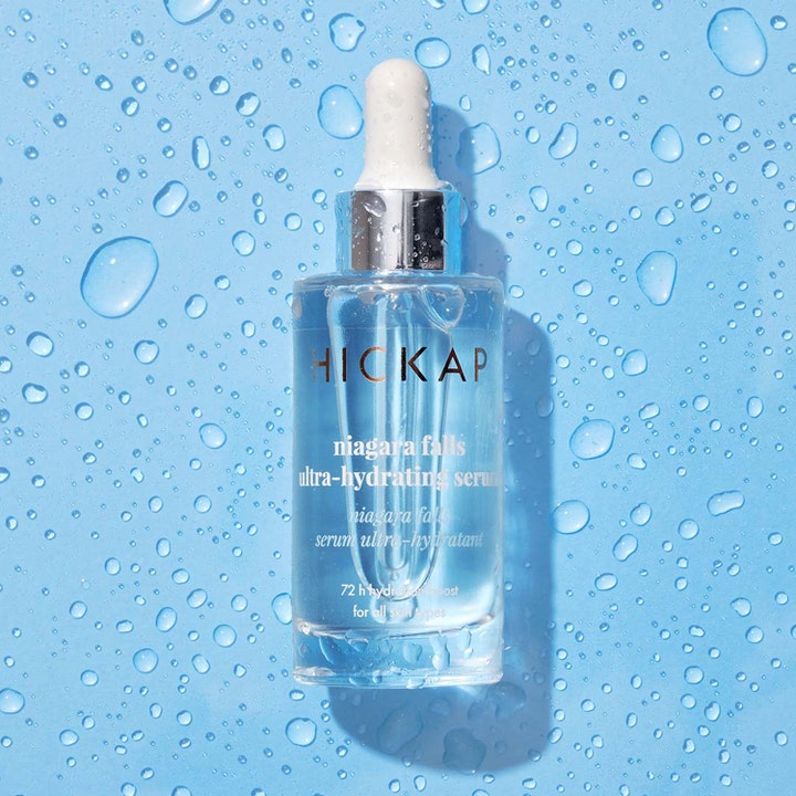 Hickap Niagara Falls Ultra-Hydrating Serum 30 ml gir intens fuktighet i klar glassflaske omgitt av friske vanndråper.