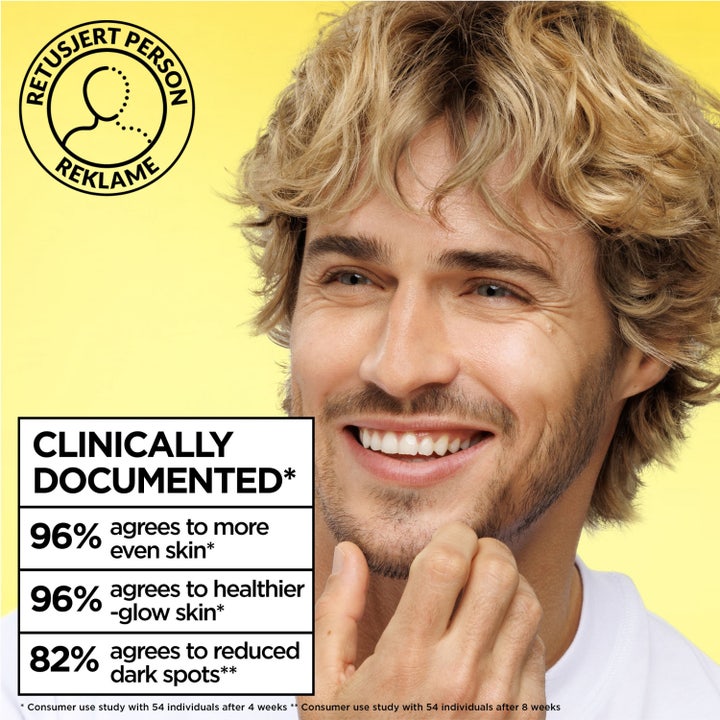 Garnier Skin Active Vitamin C Glow Boosting Daily UV Fluid 40 ml solkrem i hvit tube med lett tekstur på gul bakgrunn