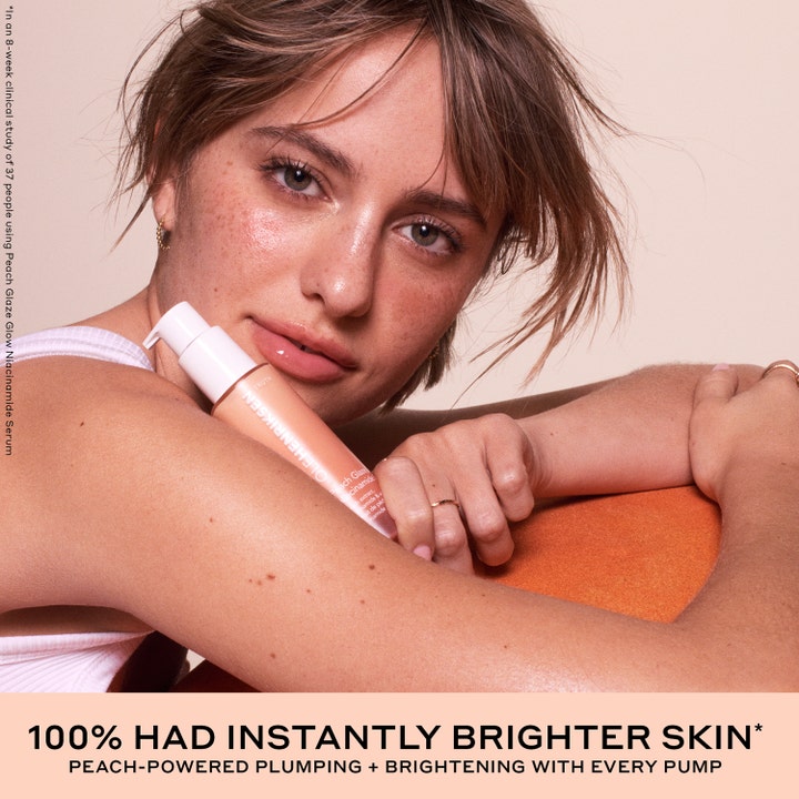 Ole Henriksen Truth Peach Brightening Serum 30 ml gir glød vist på modell med ferskenfarget flaske.