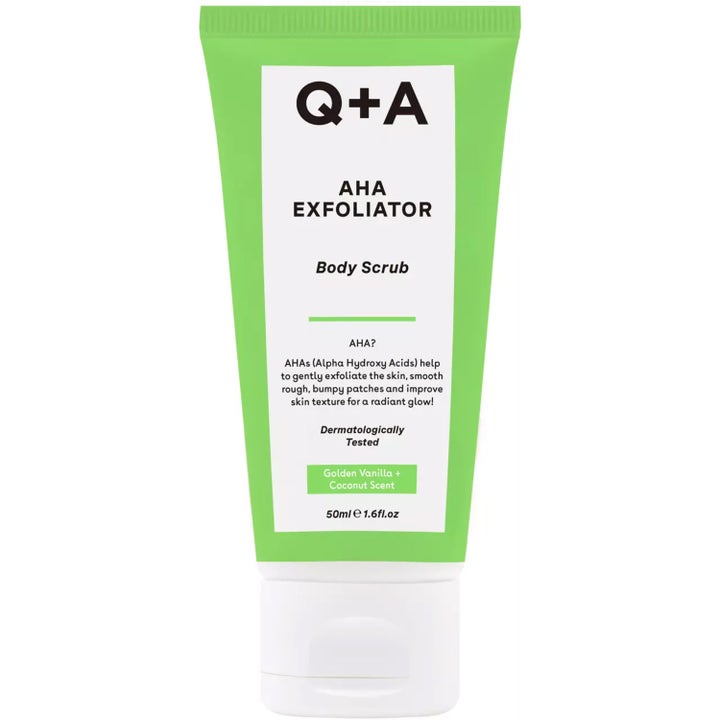 Q+A AHA Exfoliator Body Scrub 50ml eksfolierende kroppsskrubb som gir glattere hud i en grønn tube med hvit etikett
