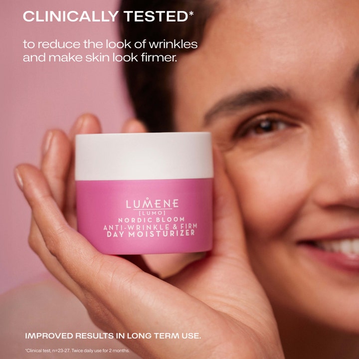 Lumene Nordic Bloom Anti-Wrinkle & Firm 50 ml oppstrammende dagkrem i rosa krukke som reduserer rynker holdt i hånden