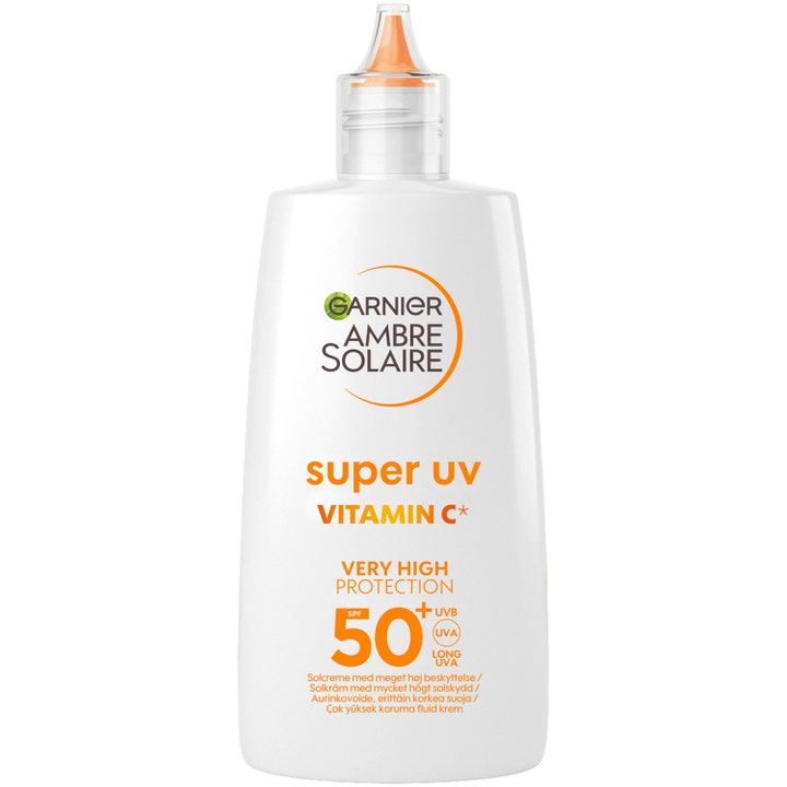 Garnier Ambre Solaire Super UV Vitamin C SPF 50+ solkrem som gir glød i hvit flaske med oransje detaljer