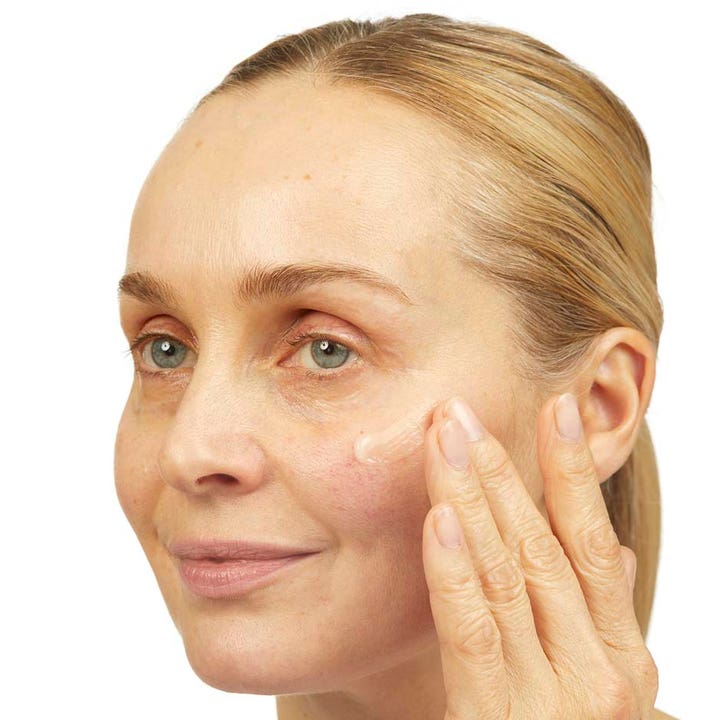 No7 Lift & Luminate Triple Action Serum 30 ml ansiktsserum som påføres huden for en fastere og jevnere hudtone.