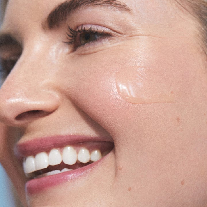 KORA Organics Kakadu Plum Vitamin C Serum 10 ml gir glød med en lett og klar tekstur på huden til en smilende person
