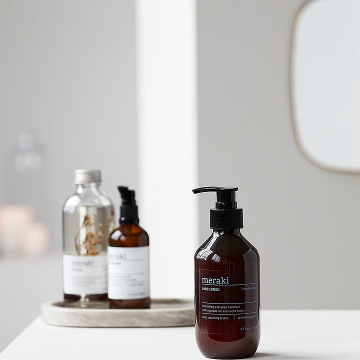 Meraki Meadow Bliss Hand Lotion 275 ml fuktighetsgivende håndkrem i brun pumpeflaske i et lyst baderomsmiljø