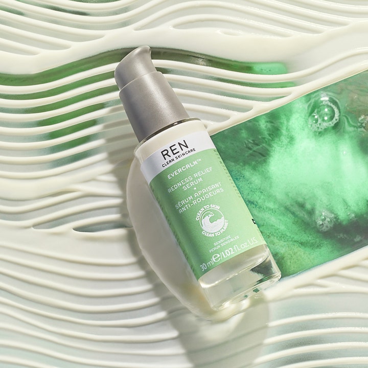REN Evercalm Redness Relief Serum 30 ml beroligende ansiktsserum i glassflaske med grønn væske