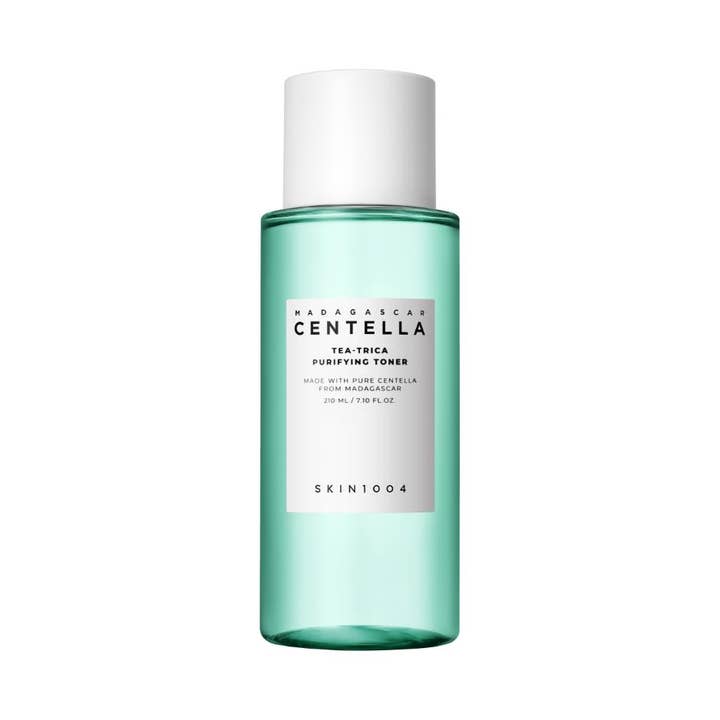 Skin1004 Madagascar Centella Tea-Trica Purifying Toner 210 ml rensende ansiktsvann i grønn flaske med hvit kork
