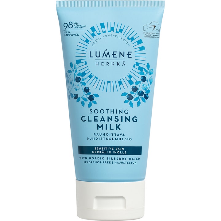 Lumene Herkkä Soothing Cleansing Milk beroligende rens for sensitiv hud i en lyseblå tube med nordiske blåbær