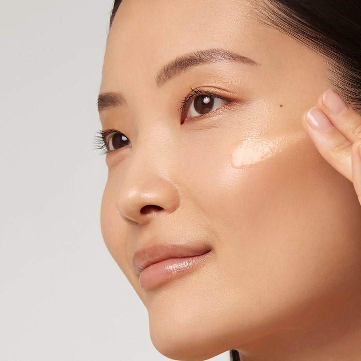 Estée Lauder Advanced Night Repair Serum 20 ml påføres på hud for en fuktighetsgivende glød og pleie