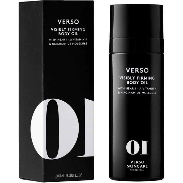 Verso Visibly Firming Body Oil 100 ml gir fasthet i svart sylindrisk flaske og eske med hvit tekst og tallet 01.