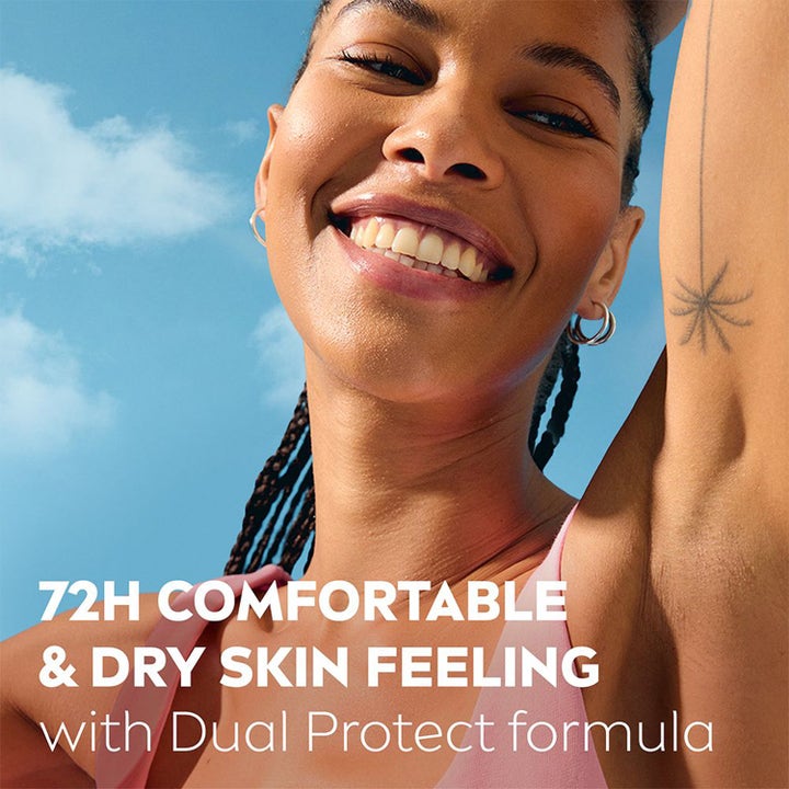 NIVEA Antiperspirant Deodorant Dry Comfort Stick 50 ml gir 72t tørrhet vist av smilende kvinne under blå himmel