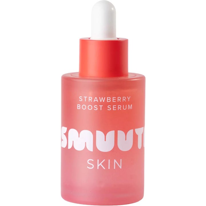 Smuut Skin Strawberry Boost Serum 30ml glødgivende ansiktsserum i rosa frostet glassflaske med rød pipette