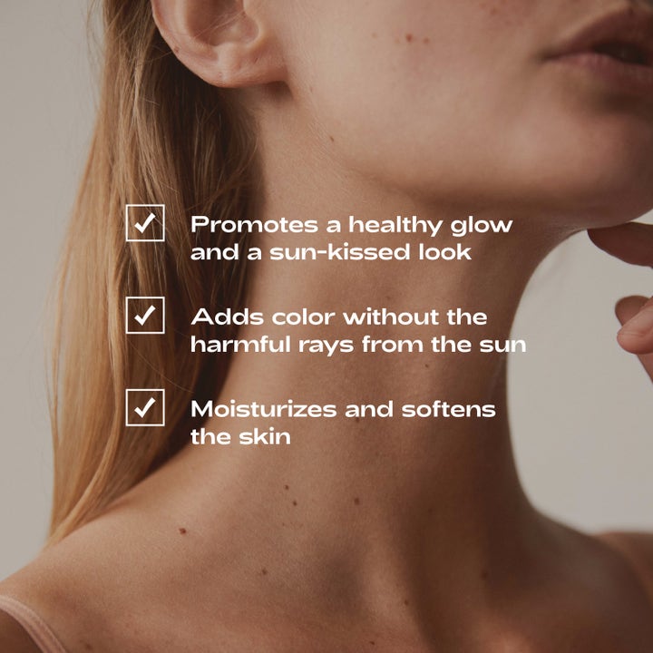 Bodyologist Summer Dew Customizable Self-tanning Drops 50 ml selvbruning gir glød og fuktighet vist på modell.