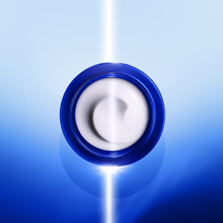 Shiseido BioPerformance Skin HiForce Cream 50 ml ansiktskrem i blå krukke som viser hvit kremete tekstur med lysstråle.