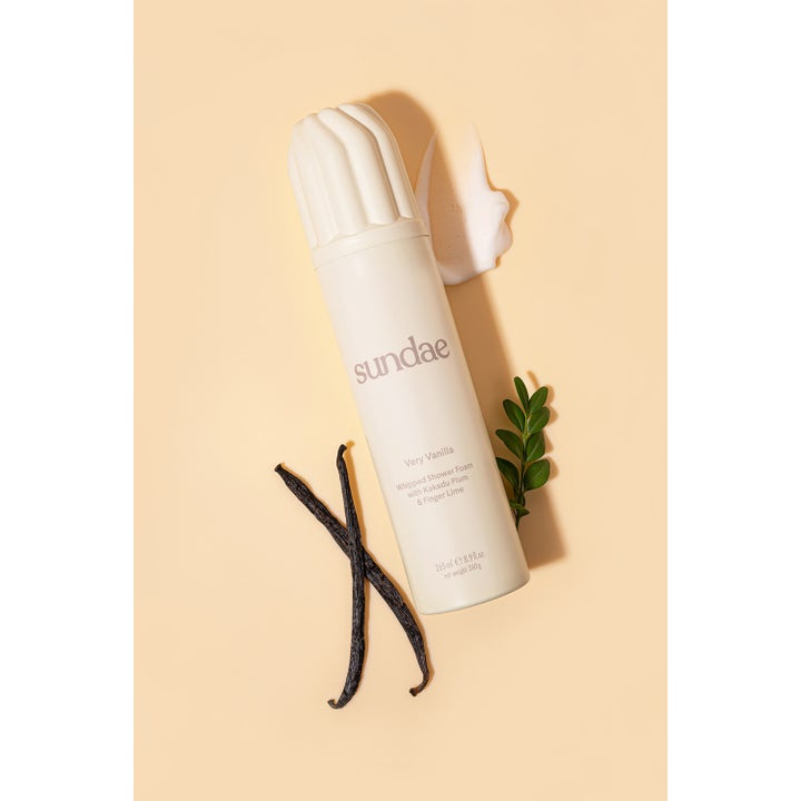 Sundae Whipped Shower Foam Very Vanilla 265 ml fuktighetsgivende dusjsåpe med vaniljestenger og luftig skum.
