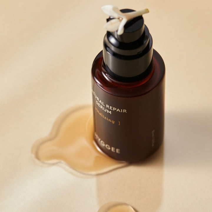 Hyggee Natural Repair Serum 30 ml vitaliserende ansiktsserum i brun glassflaske med flytende gyllen konsistens