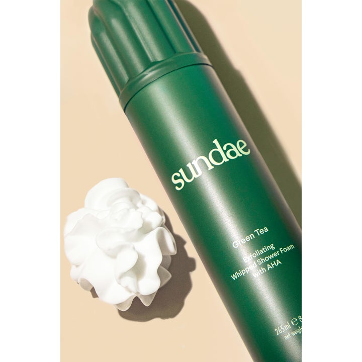 Sundae Whipped Shower Foam Green Tea AHA 265 ml eksfolierende dusjsåpe i grønn flaske med fyldig hvitt skum
