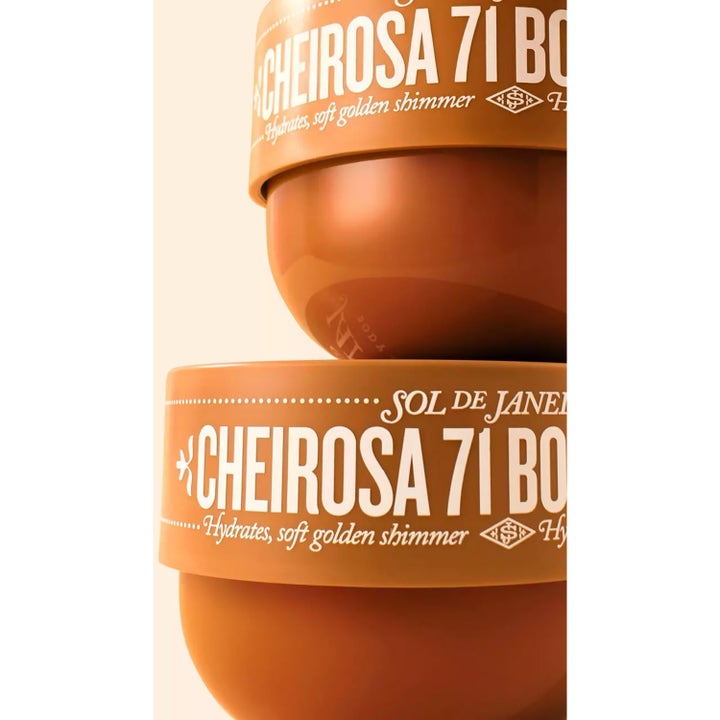 Sol de Janeiro Cheirosa 71 Body Cream 240 ml fuktighetskrem i stablede brune krukker som gir gyllen glød.