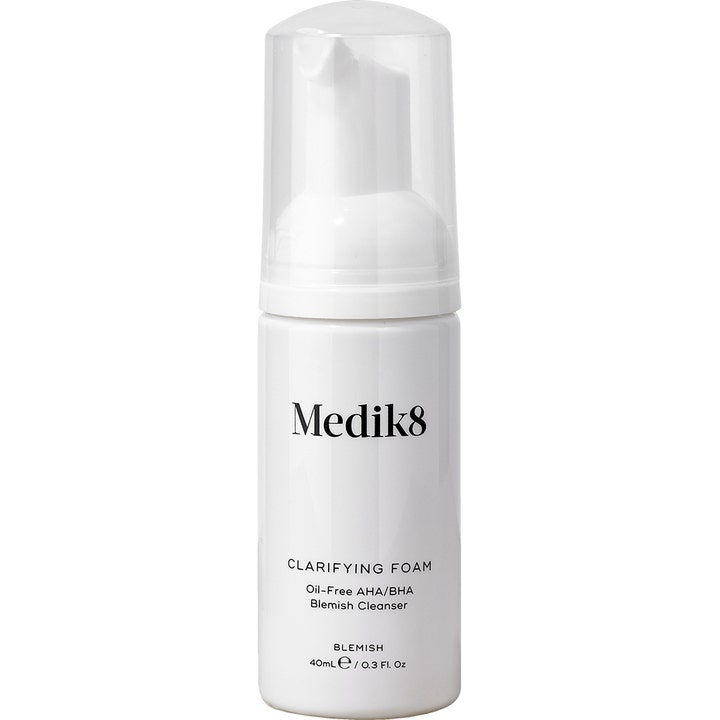Medik8 Clarifying Foam 40 ml eksfolierende rens i hvit pumpeflaske med gjennomsiktig kork
