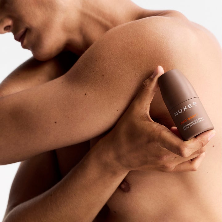 Nuxe Men 24Hr Protect Deo 50 ml gir 24 timers beskyttelse og er en brun roll-on som holdes inntil huden av en mann