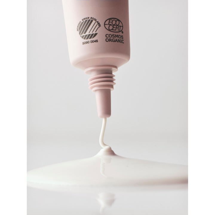 Rudolph Care Açai All in One Eye Cream 15 ml pleiende øyekrem med hvit tekstur fra rosa tube med miljømerker.