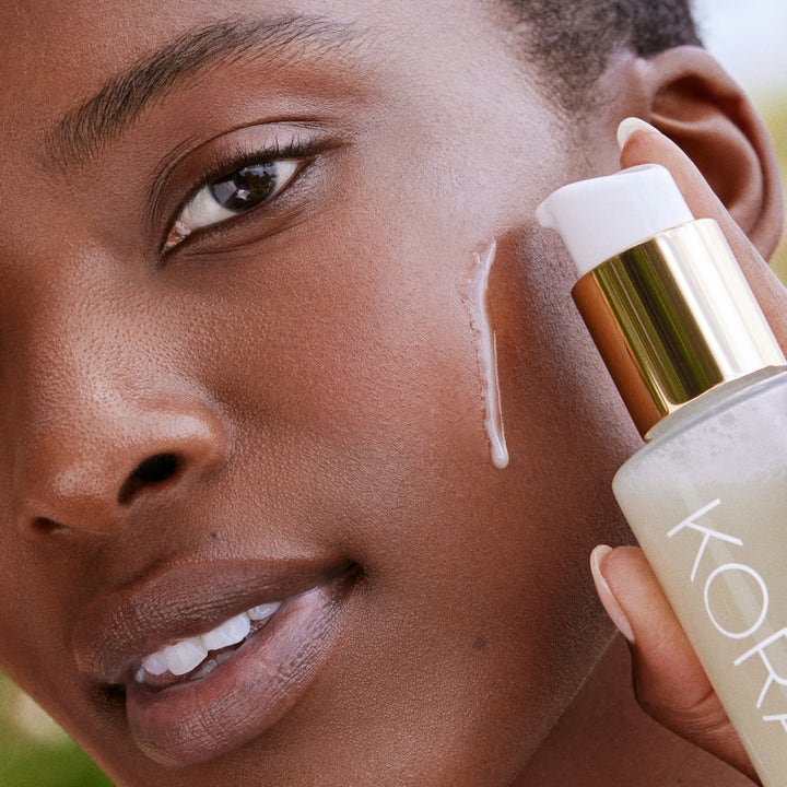 KORA Organics Mushroom Cleanser 150 ml ansiktsrens påføres hud for en beroligende effekt med melkeaktig tekstur