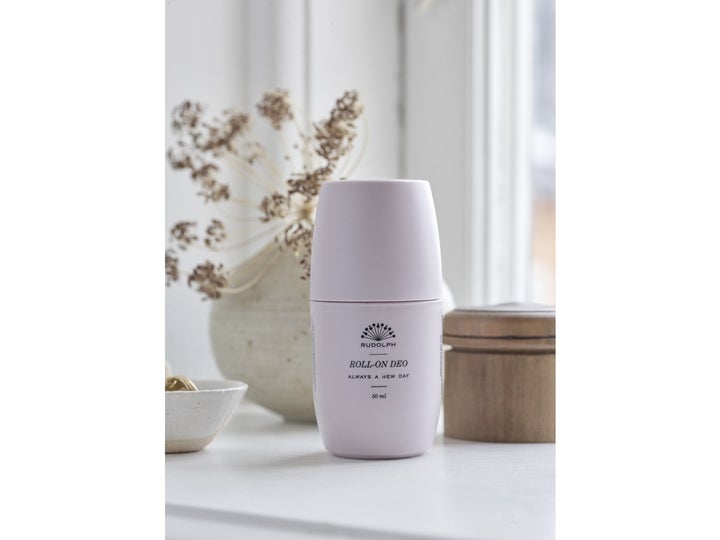 Rudolph Care Acai Keep On Rolling Deodorant 50 ml pleiende deodorant i lys rosa forpakning i et lyst interiør