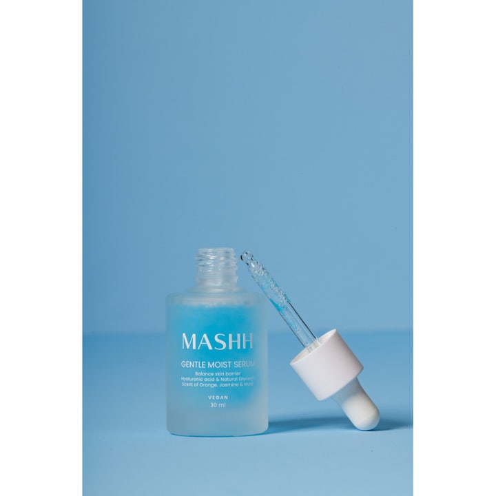 MASHH Gentle Moist Serum 30 ml vegansk ansiktsserum med hyaluronsyre i en blå frostet glassflaske med pipette