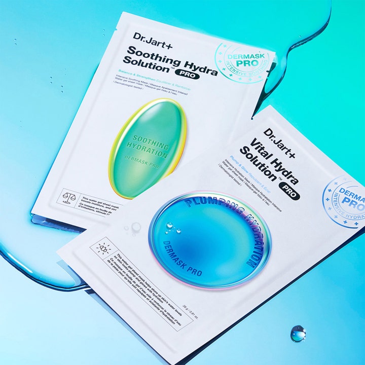 Dr.Jart+ Dermask Soothing Hydra Solution Pro 26 g beroligende ansiktsmaske på en blå overflate med vanndråper.