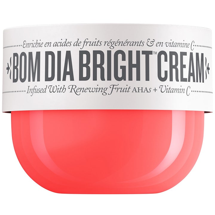 Sol de Janeiro Bom Dia Bright Cream eksfolierende kroppskrem med C-vitamin i korallrød krukke med hvitt lokk