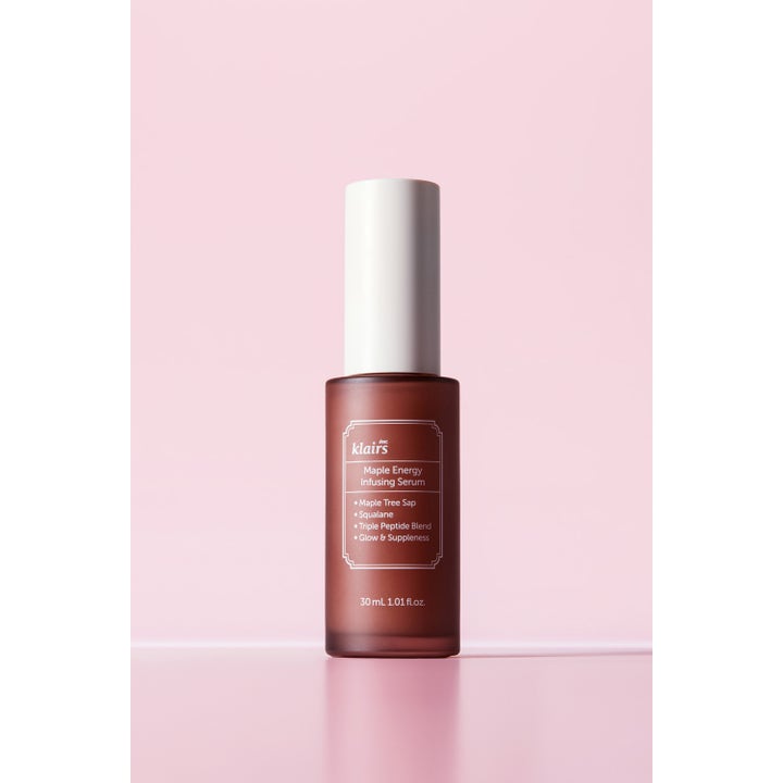Dear Klairs Maple Energy Infusing Serum 30 ml gir glød med squalane i en brun frostet glassflaske med hvit kork.